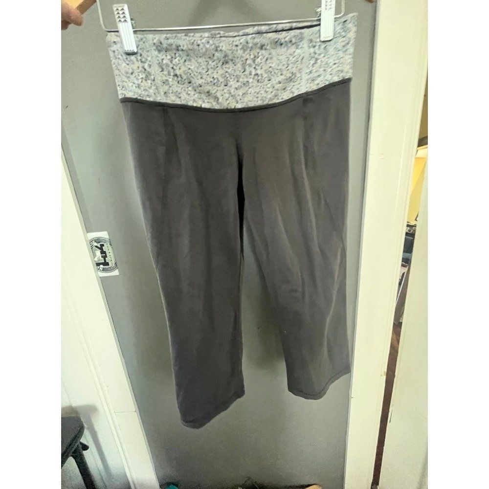 Lululemon size 6 crop capris black and gray leggings